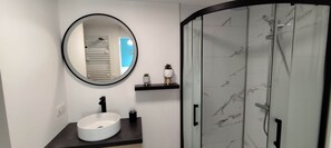 Shower, eco-friendly toiletries, hair dryer, soap - Île Dumet - Appt T2 cocooning - 2 à 4 pers. - Piscine & Spa (La Turballe)