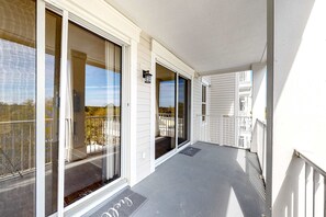 Exterior detail - Bright condo with lagoon pool, hot tub, golf, private W/D & central AC (Miramar Beach)