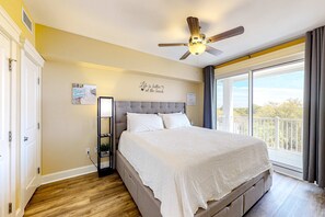1 bedroom, iron/ironing board, WiFi, bed sheets - Bright condo with lagoon pool, hot tub, golf, private W/D & central AC (Miramar Beach)