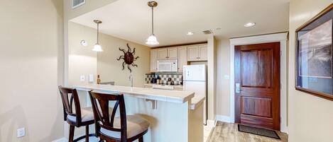 Kjøleskap, mikrobølgeovn, ovn og kokeplater