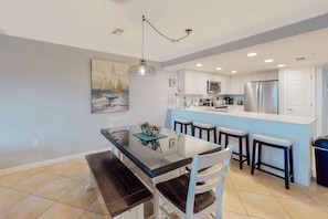 Dining - Bright & comfortable gulf-side condo overlooking beach with WiFi, pool, central AC (Miramar Beach)