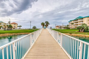 Property grounds - Bright & comfortable gulf-side condo overlooking beach with WiFi, pool, central AC (Miramar Beach)