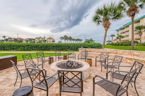 Outdoor dining - Bright & comfortable gulf-side condo overlooking beach with WiFi, pool, central AC (Miramar Beach)
