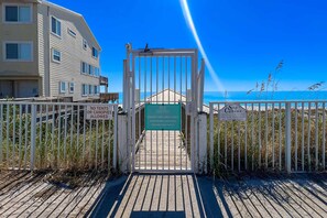 Property grounds - Quaint Miramar Beach home with loft, pool, patio, full kitchen, & washer/dryer (Miramar Beach)