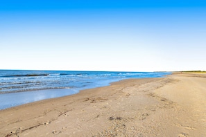 Beach nearby - Spacious dog-friendly home with community pool, deck, & WiFi - minutes to beach (Cape San Blas)