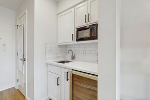 Fridge, microwave, coffee/tea maker - Cozy studio  with beachview, shared pool, Wifi & hot tub (Miramar Beach)
