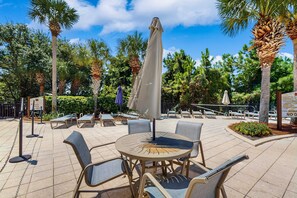 Outdoor dining - Cozy studio  with beachview, shared pool, Wifi & hot tub (Miramar Beach)