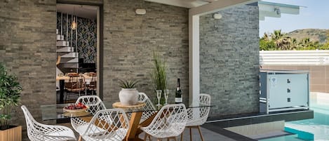 屋外ダイニングエリア