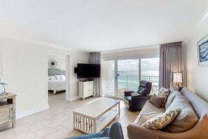 TV, DVD player, offices - 5th Floor Pretty Gulf-front Condo Great Amenities, Near shops and dining (Miramar Beach)