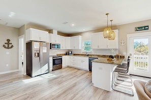 Fridge, microwave, oven, stovetop - 2 King + bunk room beach retreat with open layout, AC, private heated pool, fire pit & grill, 5 minute walk to beach (Port St. Joe)