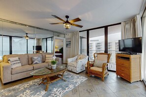 TV, DVD player, offices - 6th-floor coastal, bright condo - beach service included, steps to restaurants (Miramar Beach)