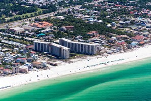 On the beach - 6th-floor coastal, bright condo - beach service included, steps to restaurants (Miramar Beach)