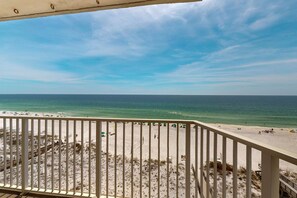 Property grounds - 6th-floor coastal, bright condo - beach service included, steps to restaurants (Miramar Beach)