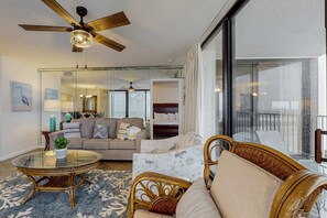 TV, DVD player, offices - 6th-floor coastal, bright condo - beach service included, steps to restaurants (Miramar Beach)
