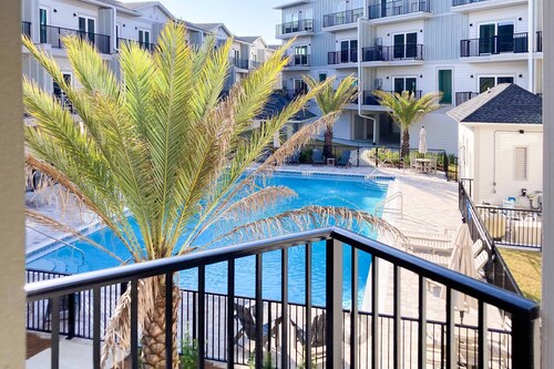 Luxury condo at prime local, beach/roof-top access, private pool, and gym