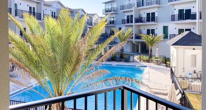 Luxury condo at prime local, beach/roof-top access, private pool, and gym