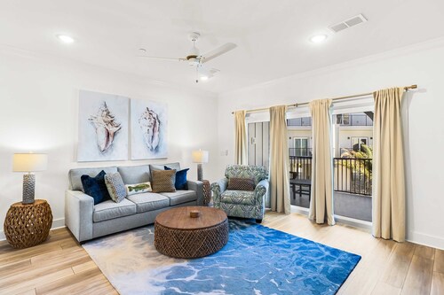 Luxury condo at prime local, beach/roof-top access, private pool, and gym