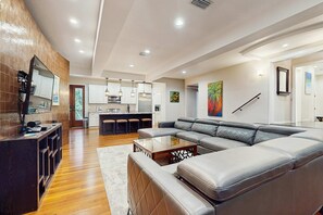 TV, DVD player, offices - Cozy coastal condo with shared pool and beach access, close to everything (Miramar Beach)