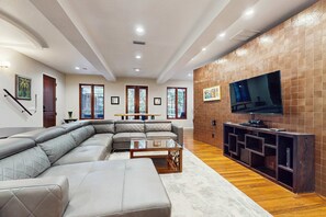 TV, DVD player, offices - Cozy coastal condo with shared pool and beach access, close to everything (Miramar Beach)