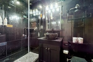 Shower, hair dryer, towels - Cozy coastal condo with shared pool and beach access, close to everything (Miramar Beach)