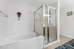 Shower, towels - 17th-floor beachfront condo with ocean & Gulf views, pool, gym, balcony (Miramar Beach)