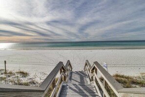 På stranden