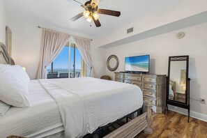 3 bedrooms, Internet, bed sheets - 17th-floor beachfront condo with ocean & Gulf views, pool, gym, balcony (Miramar Beach)