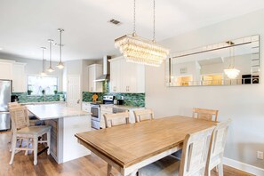 Dining - Dog-friendly townhome with pool, hot tub & tennis - walk to beach (Santa Rosa Beach)