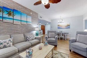 TV, fireplace - Nautically-themed condo with shared pool,hot tub - close to the beach & bay (Miramar Beach)