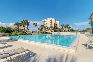 Pool - Waterfront, Boat-friendly Townhome with Shared Olympic-size Pool (Pensacola Beach)