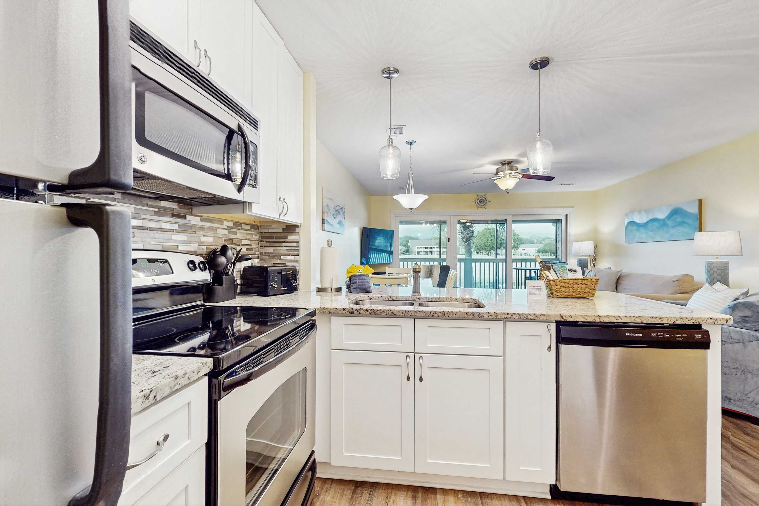 Geladeira, micro-ondas, fogão, cooktop