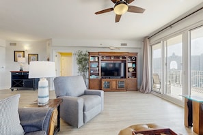 TV, offices - Fantastic & spacious coastal condo with a shared pool and on-site golf (Miramar Beach)