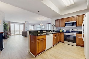 Fridge, microwave, oven, stovetop - Fantastic & spacious coastal condo with a shared pool and on-site golf (Miramar Beach)
