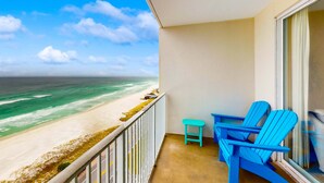 Een balkon met uitzicht op het strand en de oceaan.