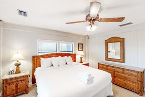 4 bedrooms, iron/ironing board, travel cot, WiFi - Coastal home with deck, screened porch, central AC, & washer&dryer - near beach (St. George Island)