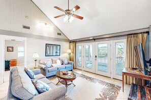 TV - Coastal home with deck, screened porch, central AC, & washer&dryer - near beach (St. George Island)