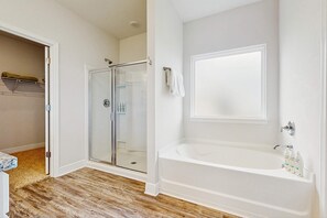 Douche, sèche-cheveux, serviettes fournies