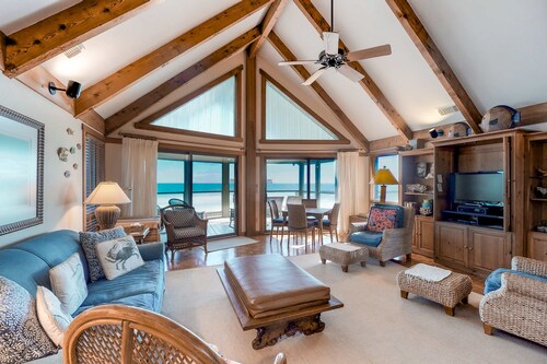 Snowbird-friendly beachfront home with a pool, tennis, washer/dryer, fireplace