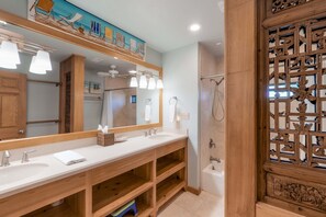 Shower, towels - Snowbird-friendly beachfront home with a pool, tennis, washer/dryer, fireplace (St. George Island)