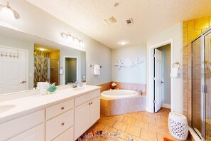 Shower, hair dryer, towels - Dreamy coastal gem with Gulf views, easy beach access, pool, hot tub, sauna & AC (Mexico Beach)