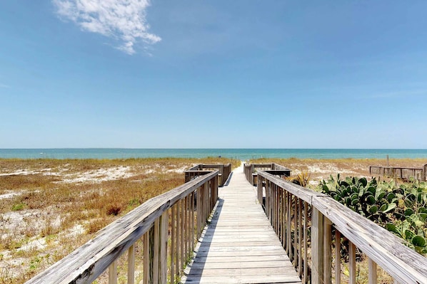 Beach nearby - Dreamy coastal gem with Gulf views, easy beach access, pool, hot tub, sauna & AC (Mexico Beach)