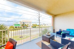 Property grounds - Dreamy coastal gem with Gulf views, easy beach access, pool, hot tub, sauna & AC (Mexico Beach)