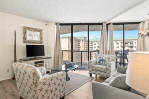 TV - Beautiful condo w/ shared pool, hot tub, tennis, gym & gorgeous beach views (Miramar Beach)