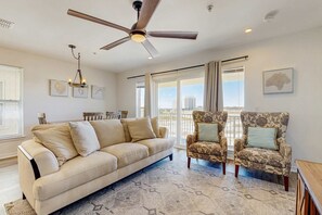 TV, offices - Gorgeous coastal home with shared pool & easy beach access (Navarre)