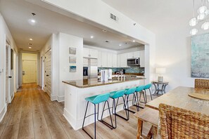 Fridge, microwave, oven, stovetop - Fourth-floor corner condo with Big Redfish lake view, pool & washer/dryer (Santa Rosa Beach)