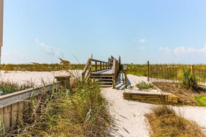 Property grounds - Second-floor condo with beach access, shared outdoor pool & tennis court! (Navarre Beach)