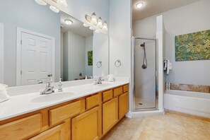 Douche, sèche-cheveux, serviettes fournies