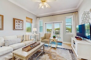 TV, offices - Gorgeous coastal home with plenty of space and easy beach access (Santa Rosa Beach)