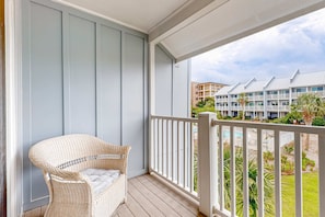 Property grounds - Santa Rosa retreat steps from private beach with pool & balcony (Santa Rosa Beach)