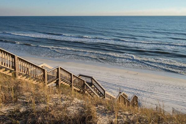 Beach nearby - Santa Rosa retreat steps from private beach with pool & balcony (Santa Rosa Beach)